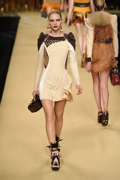 Look 24